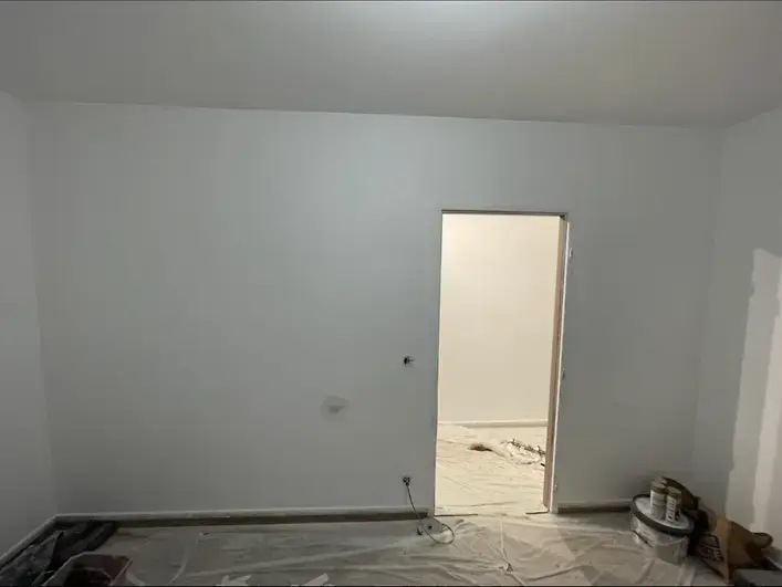 Préparation d'un mur intérieur avant peinture