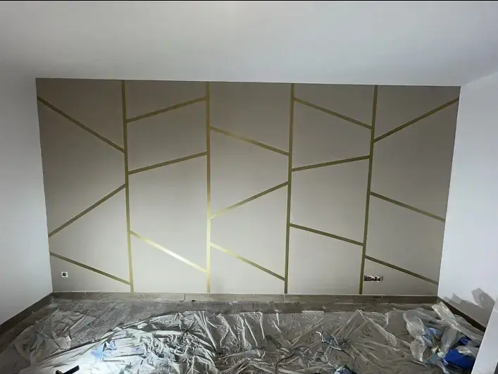 Décor mural géométrique doré terminé