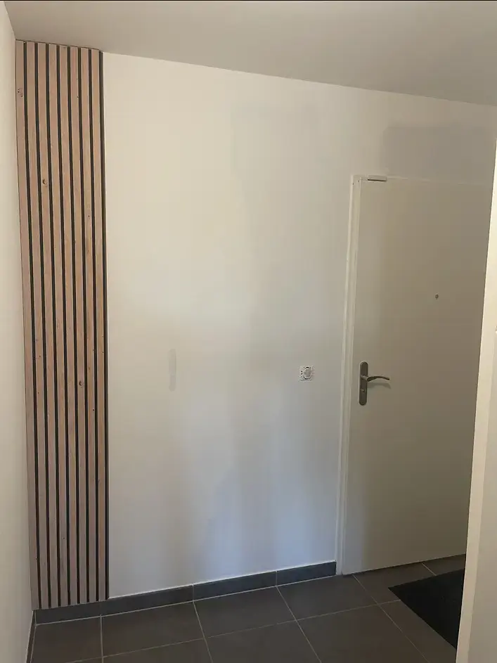 Début de la pose de tasseaux verticaux sur le mur d'entrée