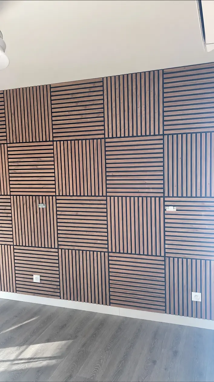 Même composition murale en panneaux de tasseaux entièrement achevée
