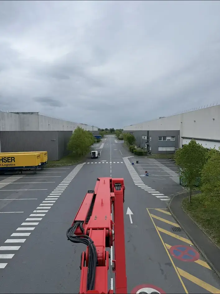 Traitement progressif d'une grande façade industrielle